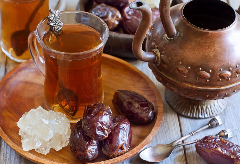 Čaj a datle na stole.