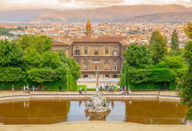 Záhrady Boboli pri paláci Palazzo Pitti vo Florencii a turisti.