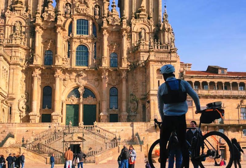 Ľudia pred katedrálou sv. Jakuba v Santiago de Compostela.