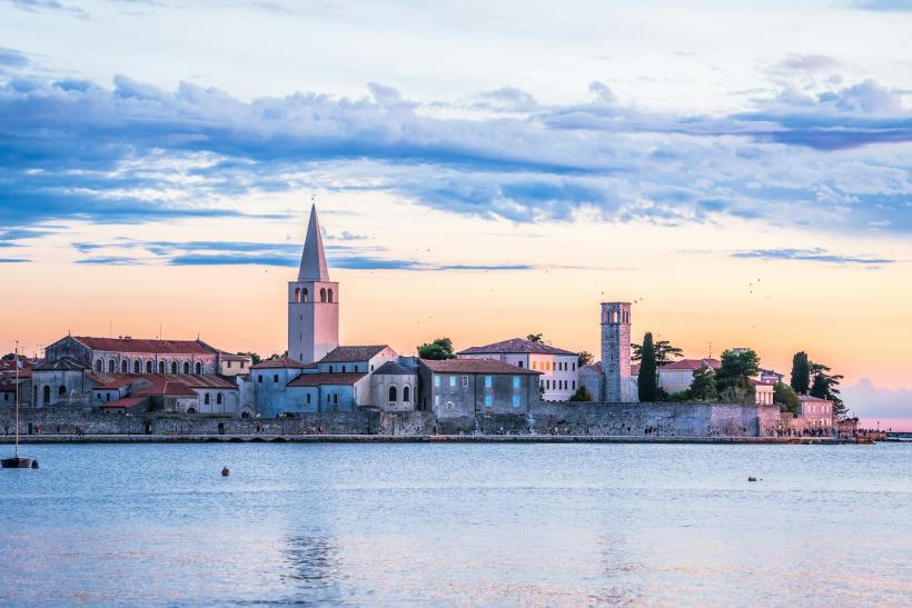 Mesto Poreč s kostolom, domami a morským pobrežím.