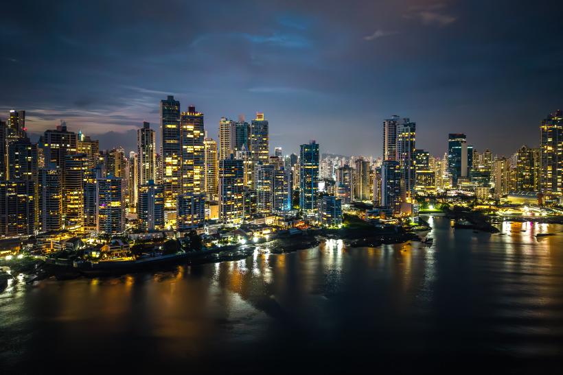 Vysvietené mesto Panama City a výškové budovy.