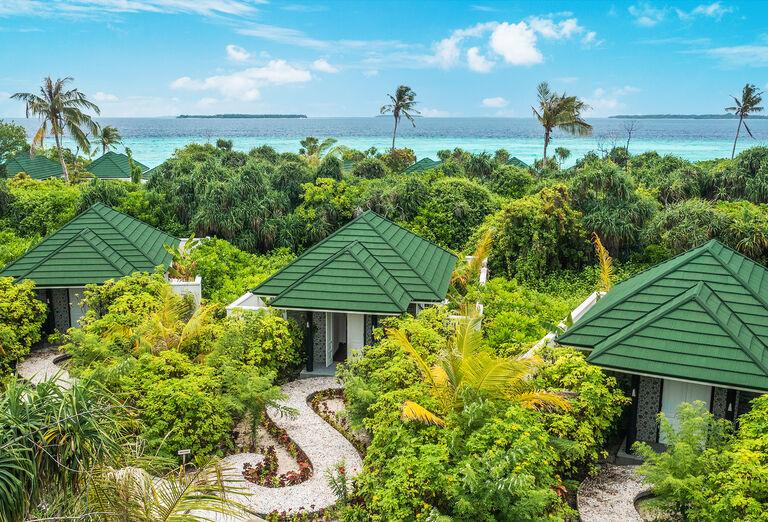 Vilky priamo v tropickej zeleni hotela Siyam World. Maldivy