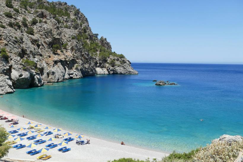 Piesková pláž Kira Panagia na ostrove Karpathos.