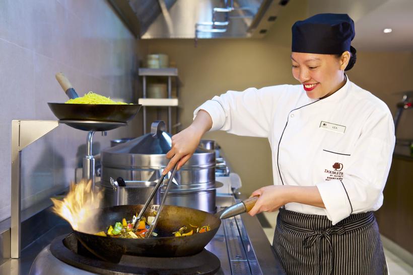 Kuchárka v hoteli pripravuje jedlo v Spojených arabských emirátoch.