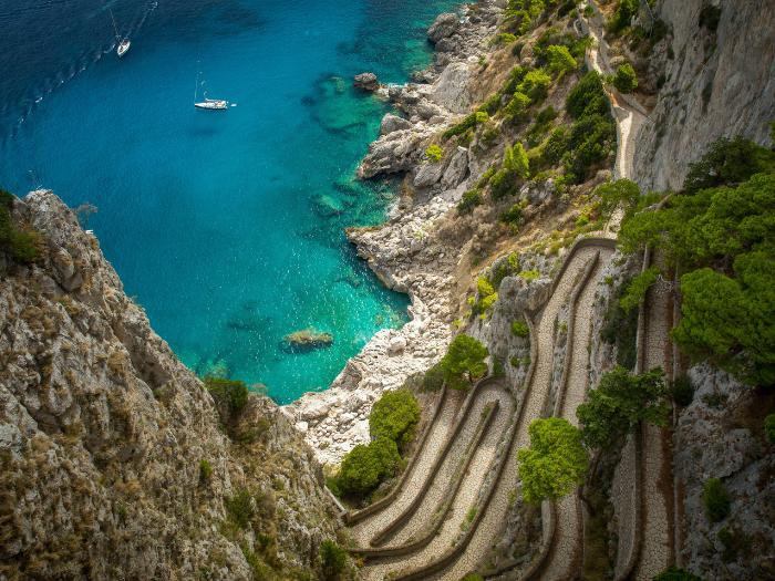 Kľukatá cesta Via Krupp a more na ostrove Capri.