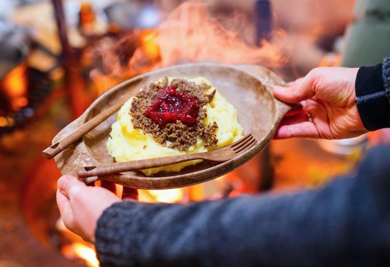Zemiaky a mäso pripravené na drevenom tanieri vo Fínsku.