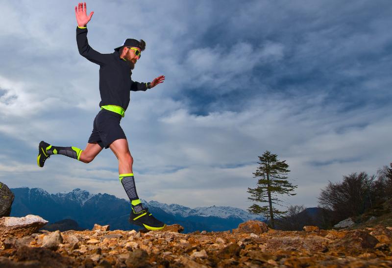Bežiaci muž v horách.