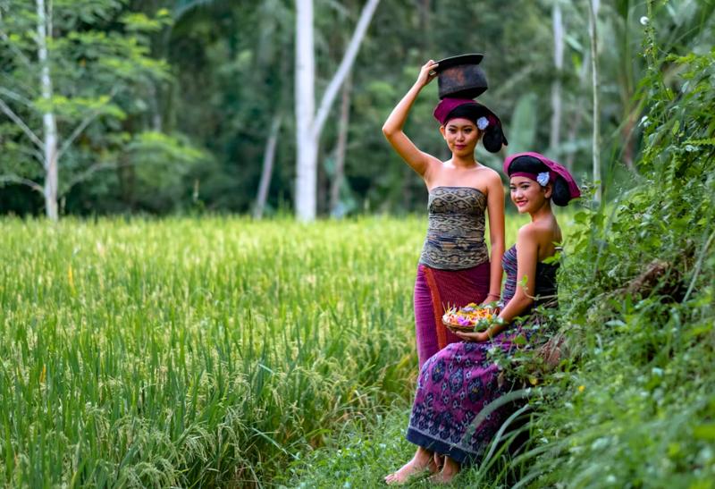 Dve ženy na ryžovom poli na ostrove Bali.