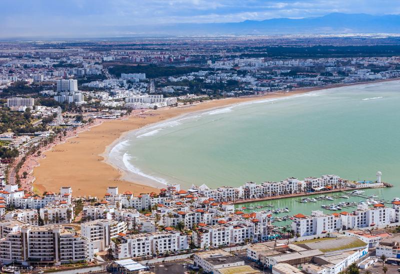 Pláž v Agadire s modernými budovami.