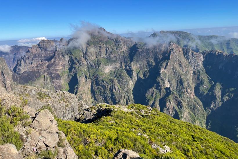Nádherné výhľady v horách na Pico Arieiro na Madeire.