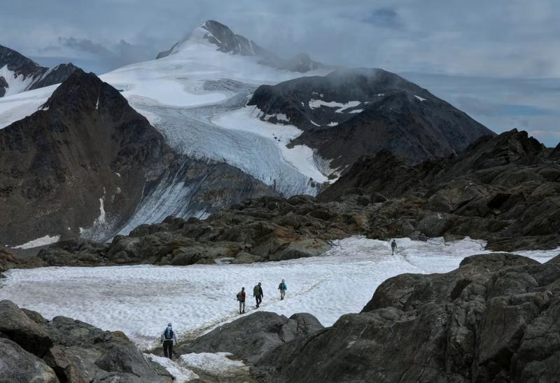 Turisti na túri pri ľadovci Similaun v Alpách.