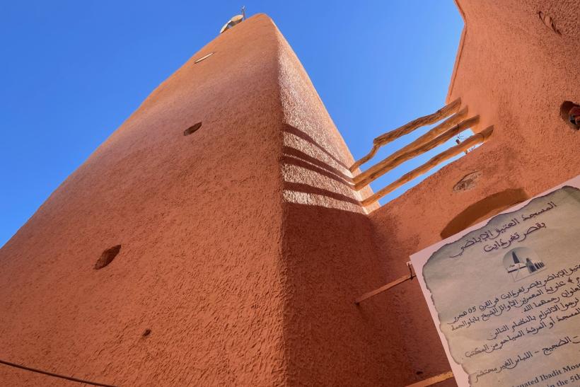 Minaret v meste Ghardaia vystihuje saharská architektúra. Alžírsko.