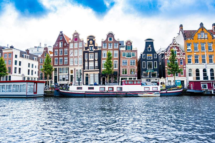 Osobitá architektúra domov v Amsterdame.