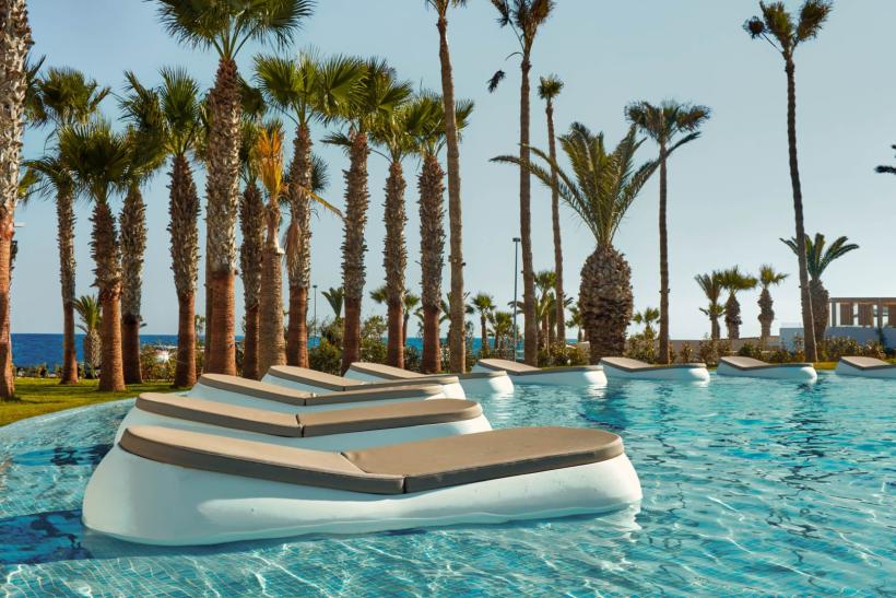 Bazén v hoteli Mare Ayia Napa. Južný Cyprus.
