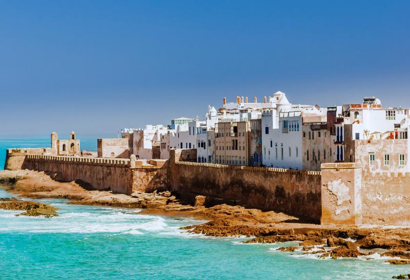 Essaouria s hradbami pri pobreží mora v Maroku.