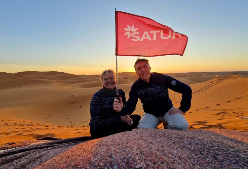 Muž a žena na dunách.