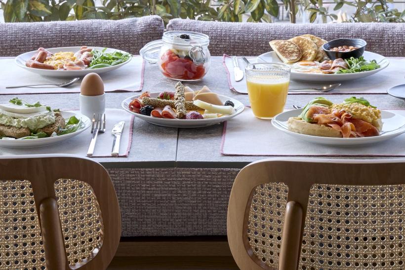 Prestretý stôl s jedlom na ostrove Kos.