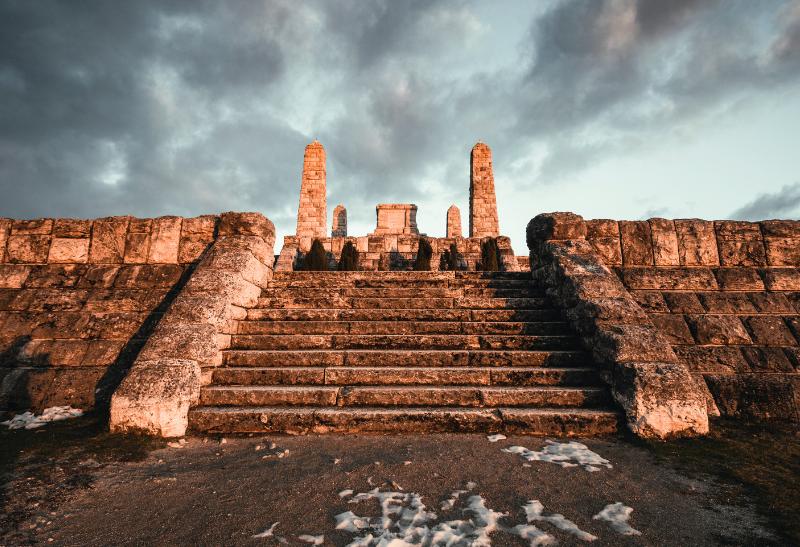 Mohyla na vrchu Bradlo.