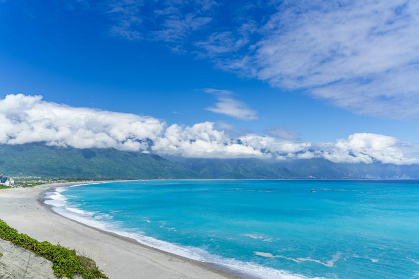 Exotické pobrežie, piesková pláž a tyrkysové more na Taiwane.