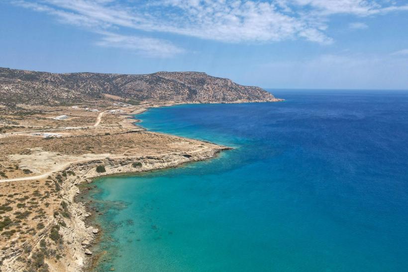 Kamenisté pobrežie a more pri ostrove Karpathos.