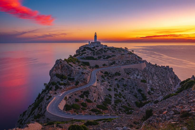 Cap Formentor a maják na Malorke pri západe slnka.