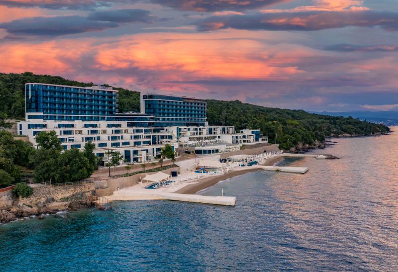 Moderný hotel Hilton Rijeka Costabella Beach Resort & Spa v zelenom lese.