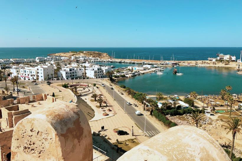 Stredoveké mesto Monastir, hradby, prístav a more.