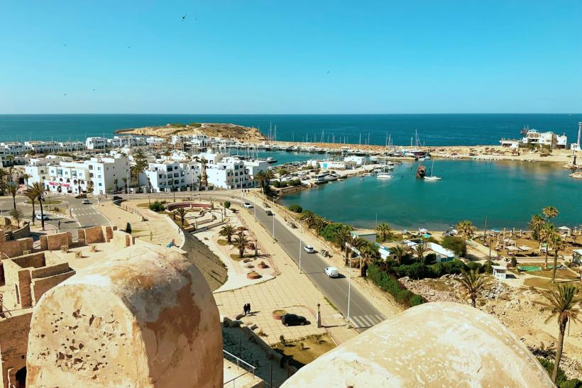 Pevnosť Ribat v Monastire a modré more v pozadí.