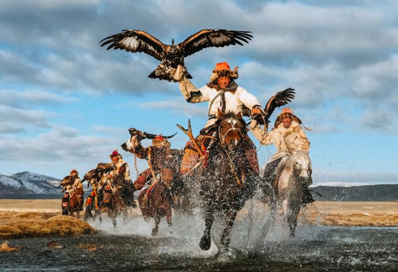 Muži na koňoch v prírode v Mongolsku.