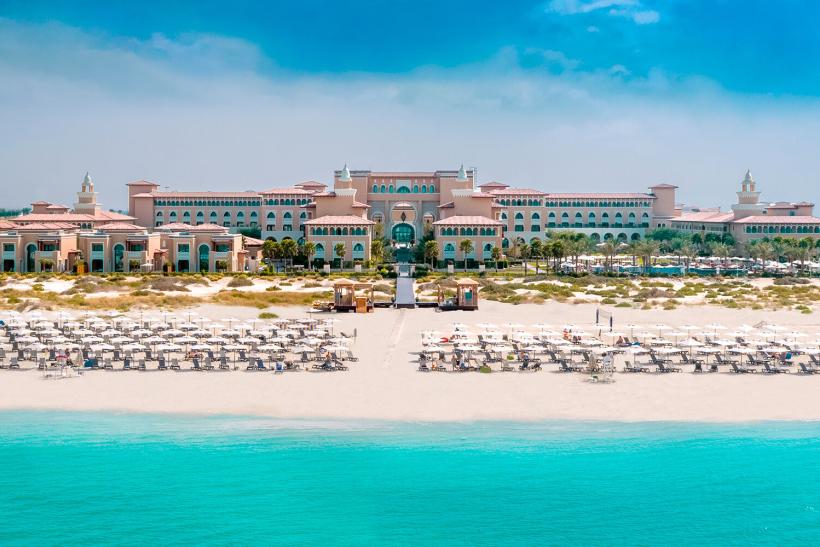Budova hotela Rixos Premium Saadiyat Island a piesková pláž v Abu Dhabi.