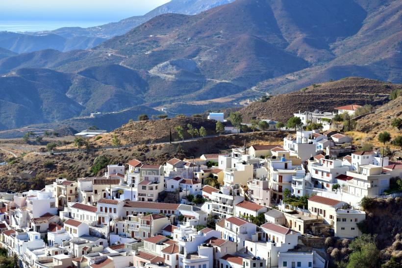 Horská dedinka s bielymi domami na ostrove Karpathos.