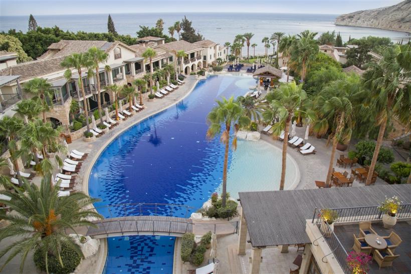 Hotel Columbia Beach Resort s bazénom v Limassole.