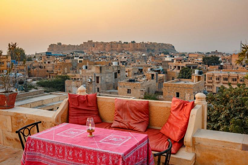Mesto Jaisalmer a červené posedenie.