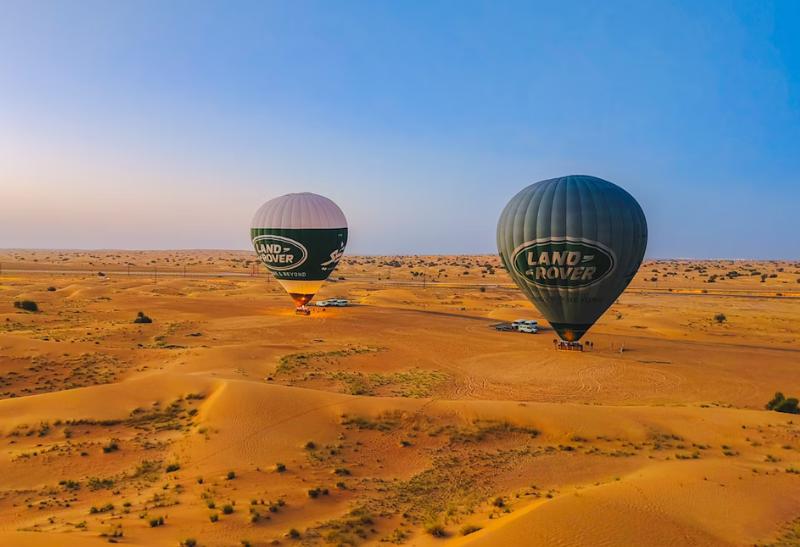 Dva balóny na púšti v Dubaji.