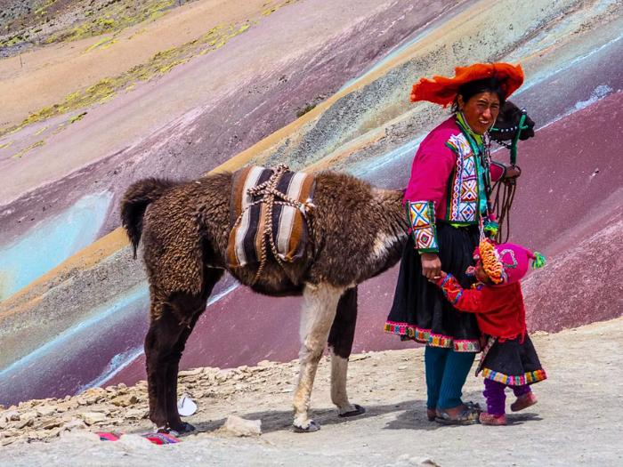 Lama a žena s dieťatom v Peru.