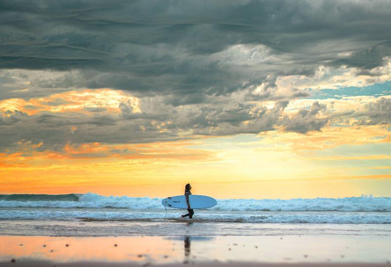 Pláž a surfista v okolí Essaouiry