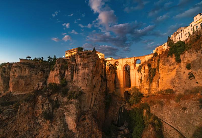 Mesto Ronda v Andalúzii pri západe slnka.
