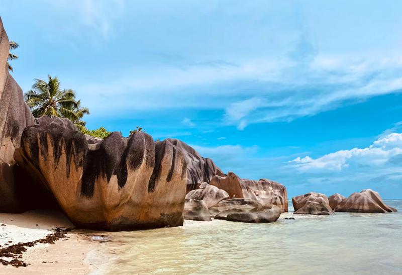 Pláž Anse Source d'Argent s ikonickými skalami na Seychelách.
