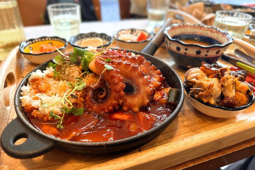 Chobotnica, ryža a zelenina na stole.