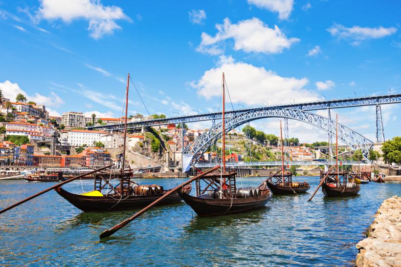 Tri lode na rieke Douro, most a mesto Porto.