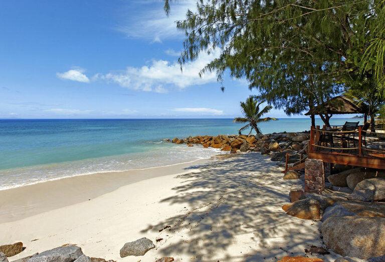 Pláž pred hotelom Castello, Seychly