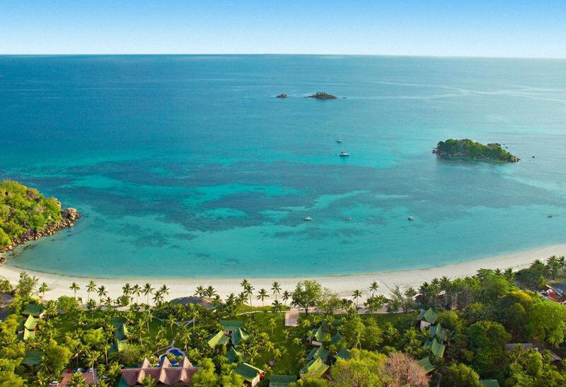 Seychelské ostrovy plné zelene a priezračné more