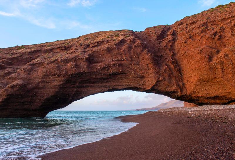 Pláž Legzira v Maroku.