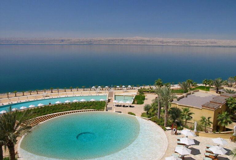 Bazén, pláž a Mŕtve more pred hotelom Kempinski Ishtar Dead Sea