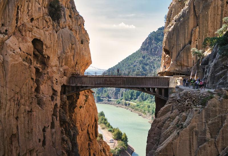 Drevený most nad kaňonom Caminito del Rey.
