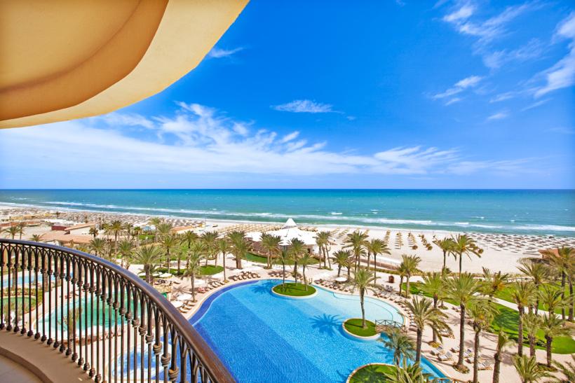 Piesková pláž a hotel v Sousse.