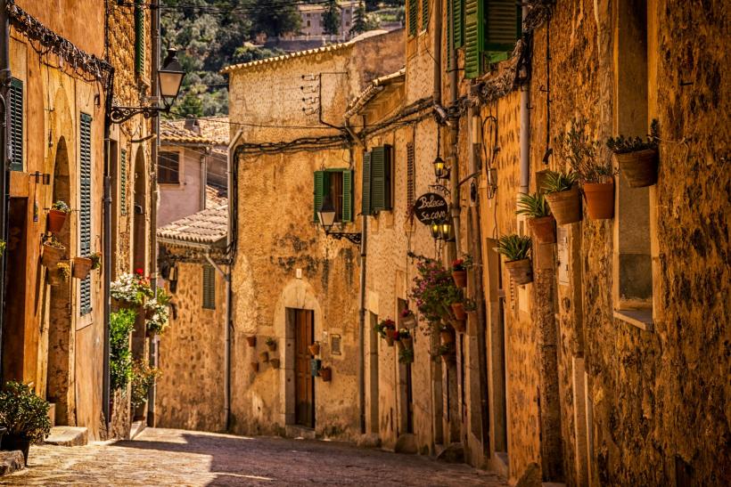 Valldemossa a kamenné domy a ulička.