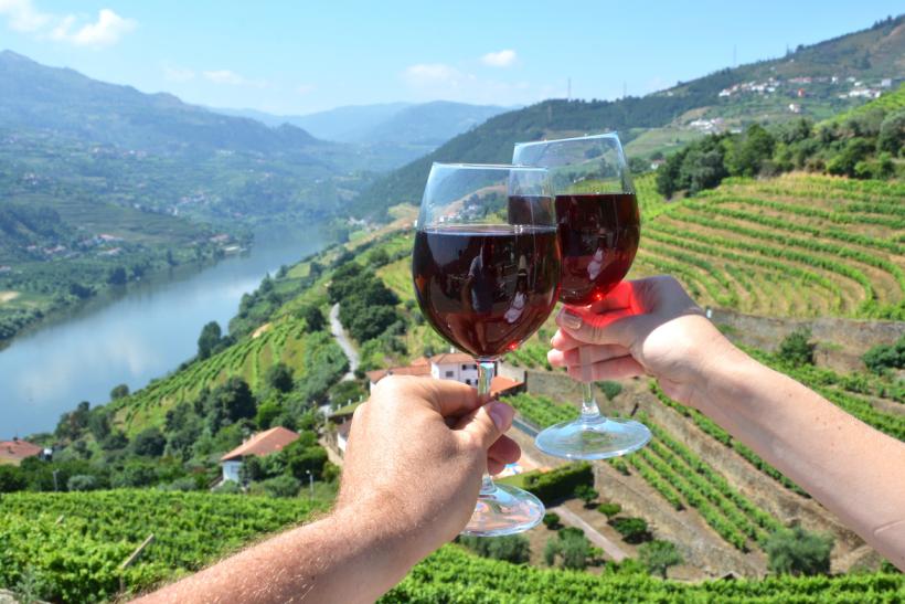 Pár si štrngá pohárom vína v Douro.