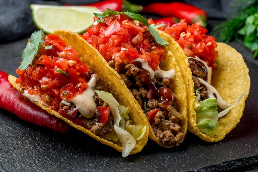 Tacos plnené masom a zeleninou.