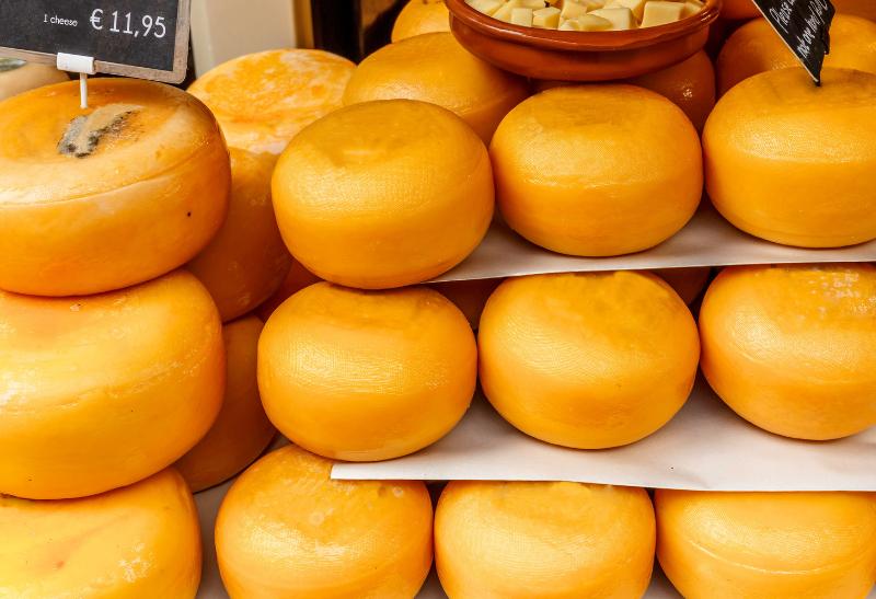 Žlté bochníky syru Gouda v Holandsku.